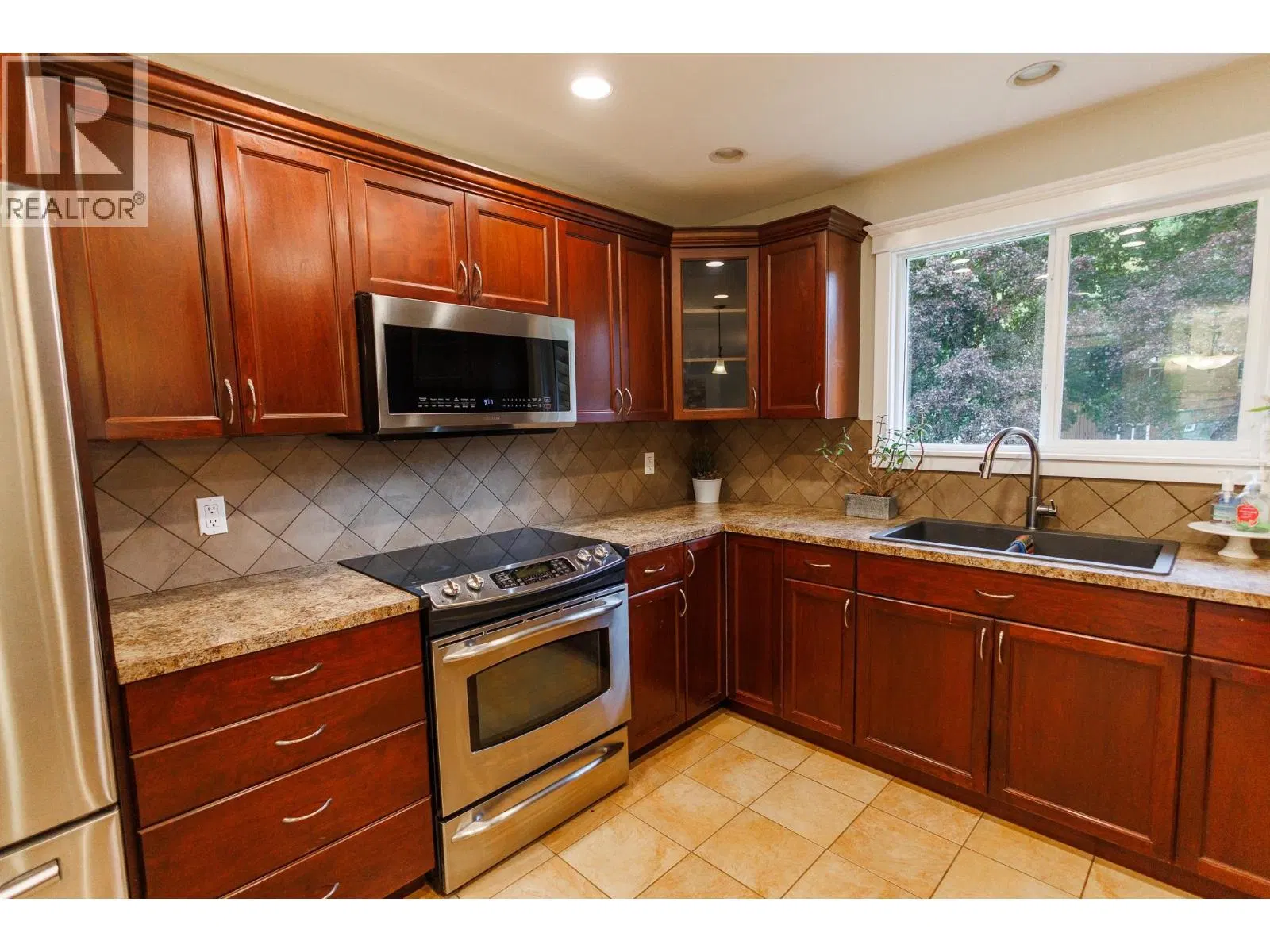 Photo 2 of 28 at 4924 LABELLE Avenue