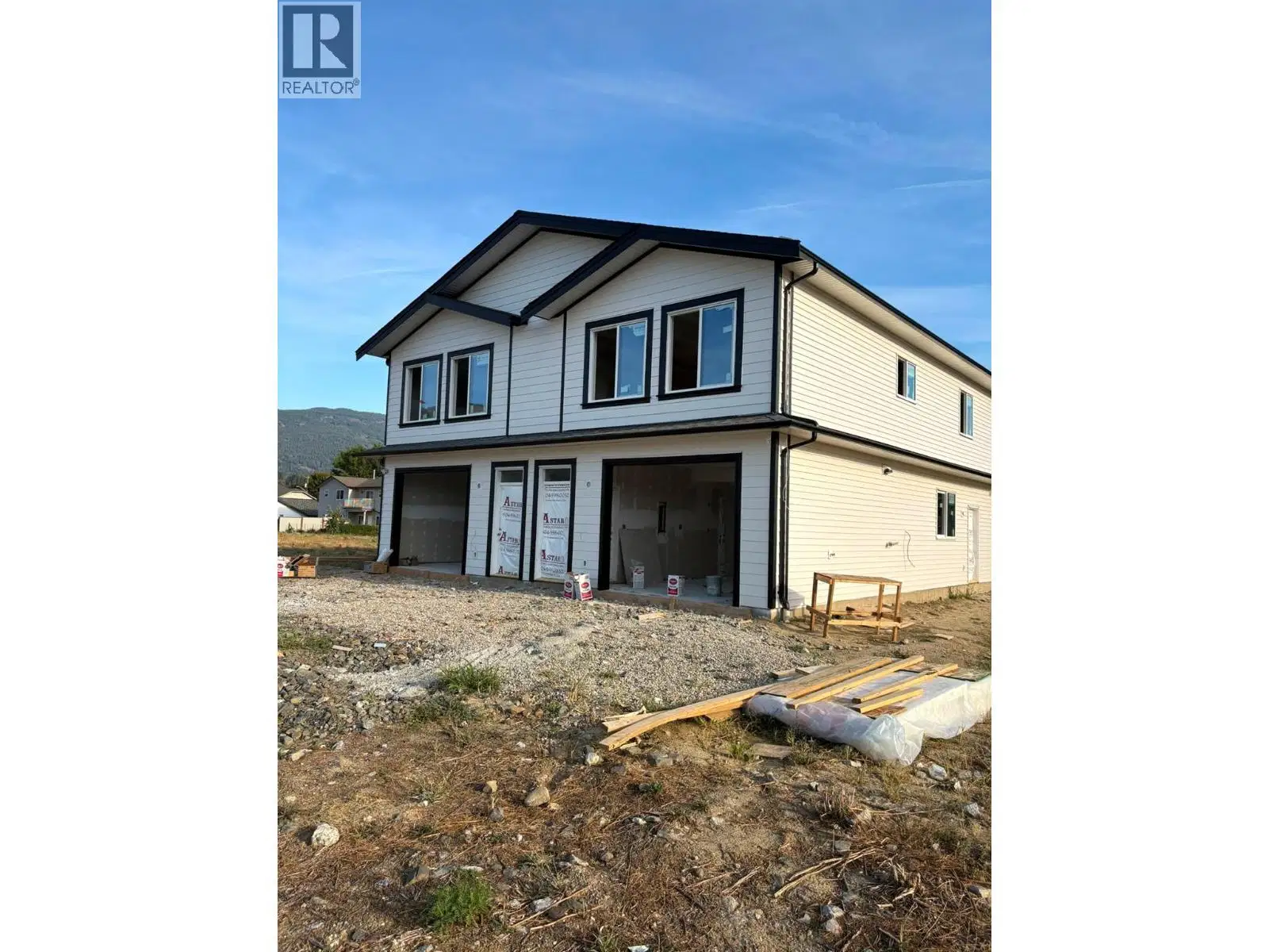Unit A – 2020 Viewmount Court