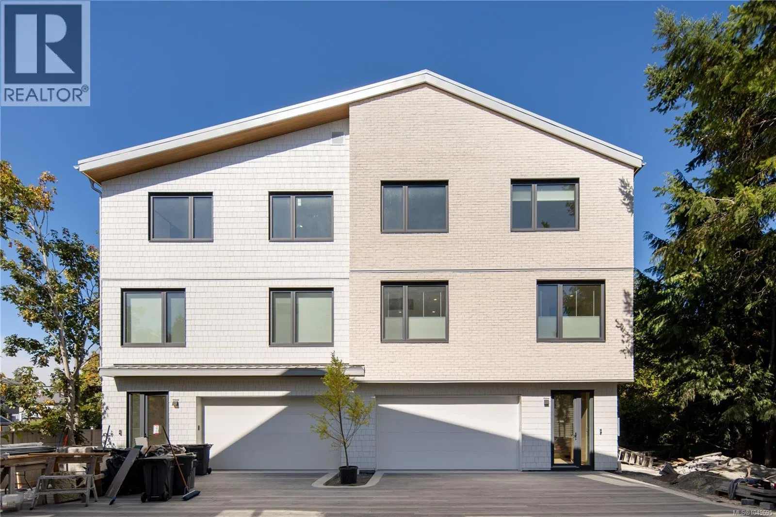 Photo 3 of 41 at #3 – 1118 Munro Street
