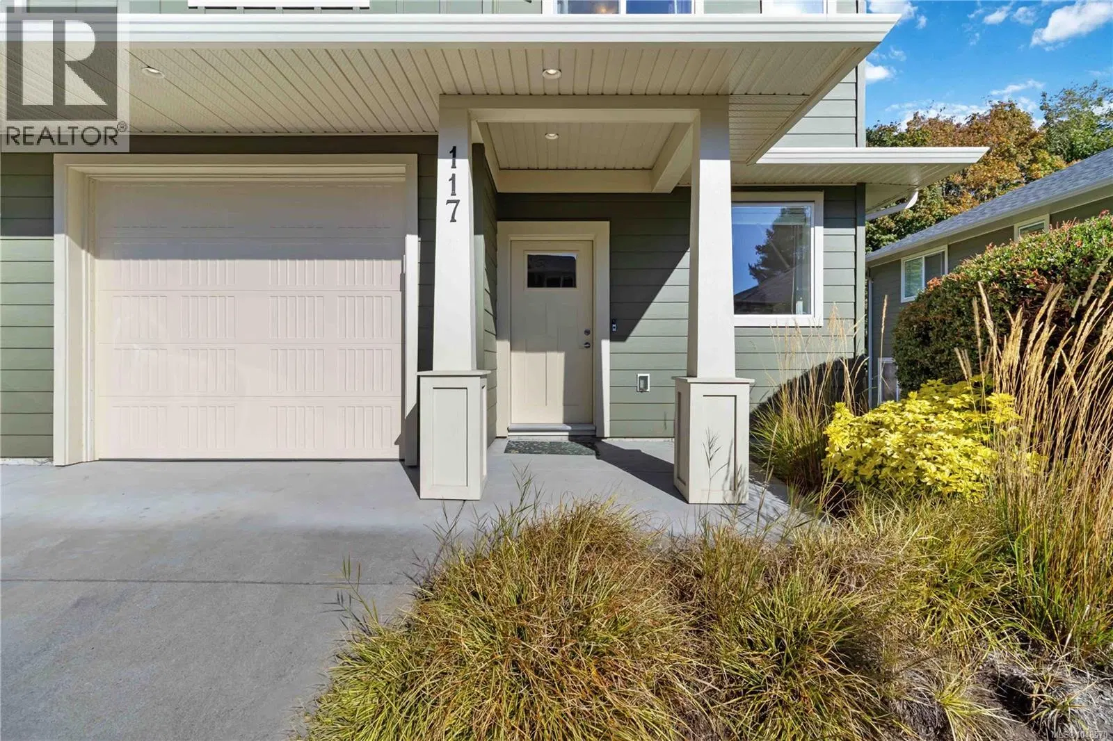 Photo 3 of 33 at #117 – 2117 Charters Road