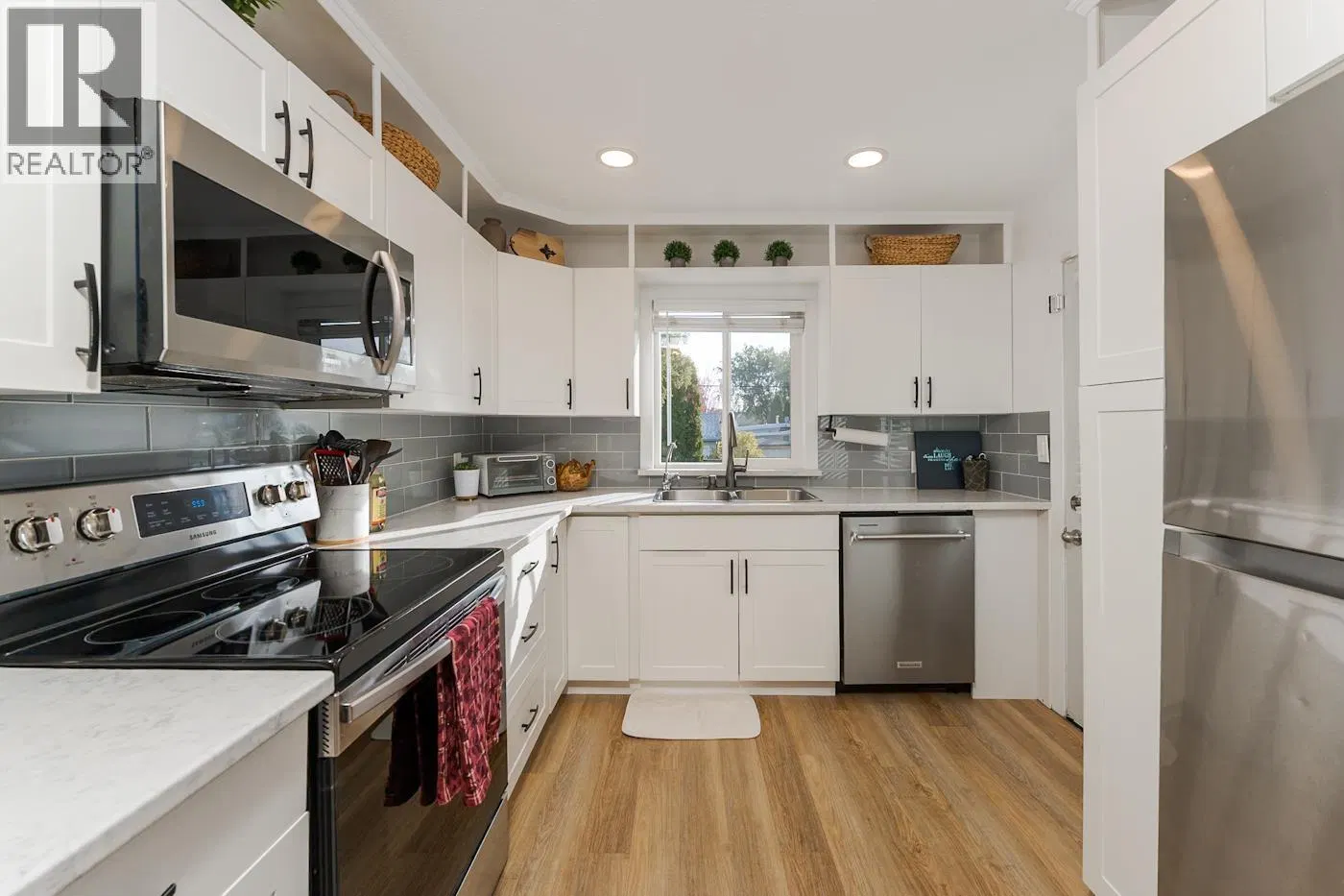 Photo 2 of 18 at 838 DOUGLAS Street