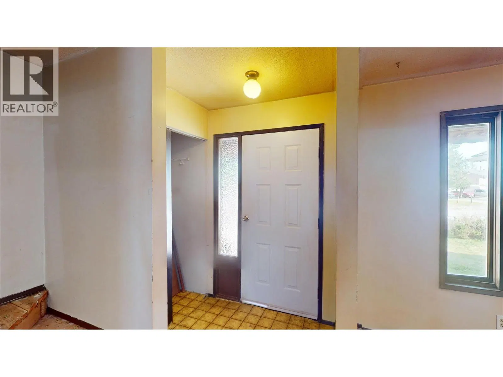 Photo 5 of 44 at 283 Kimbrook Crescent