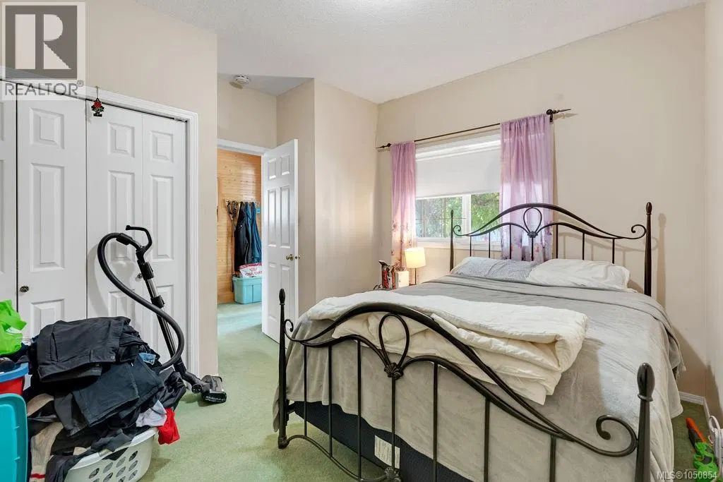 Photo 2 of 98 at 275 Bayview Avenue
