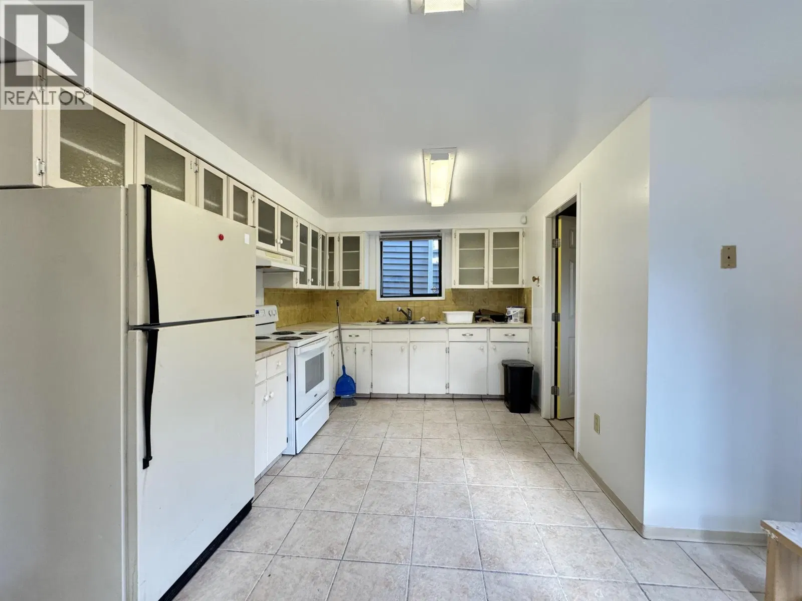 Photo 4 of 32 at 537 9TH Avenue