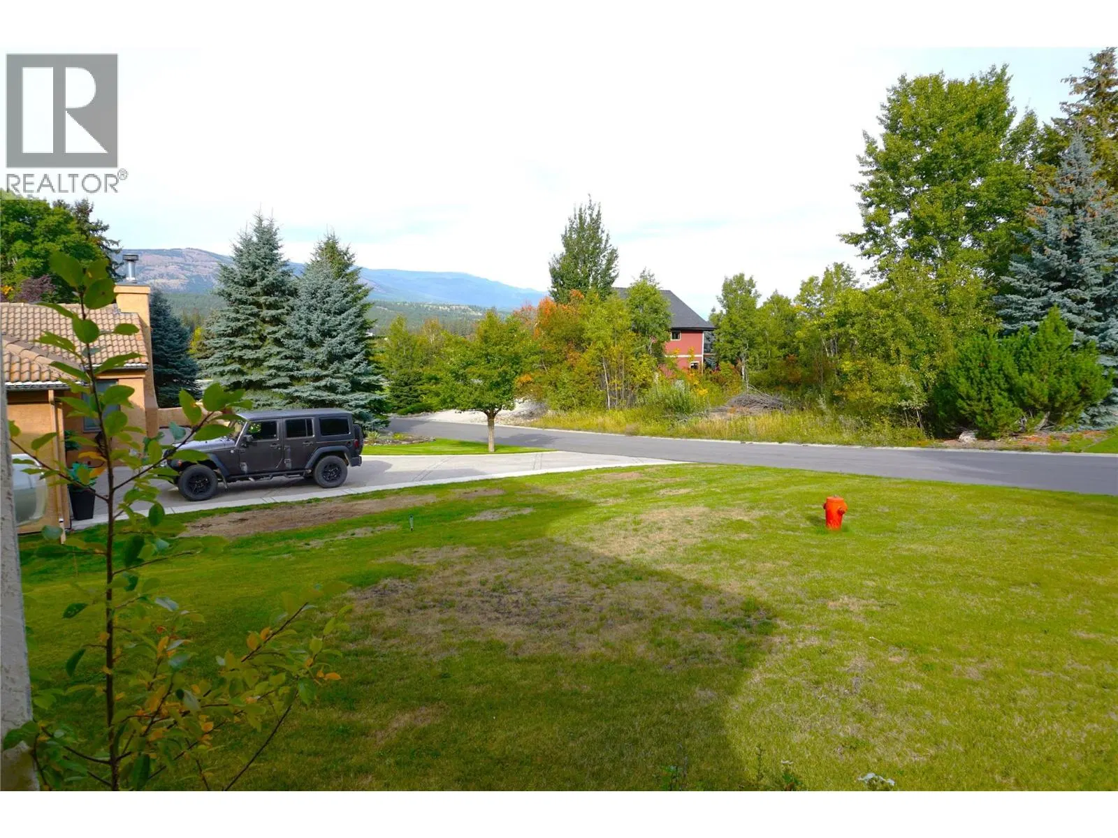 Photo 3 of 71 at 5121 RIVERVIEW Crescent