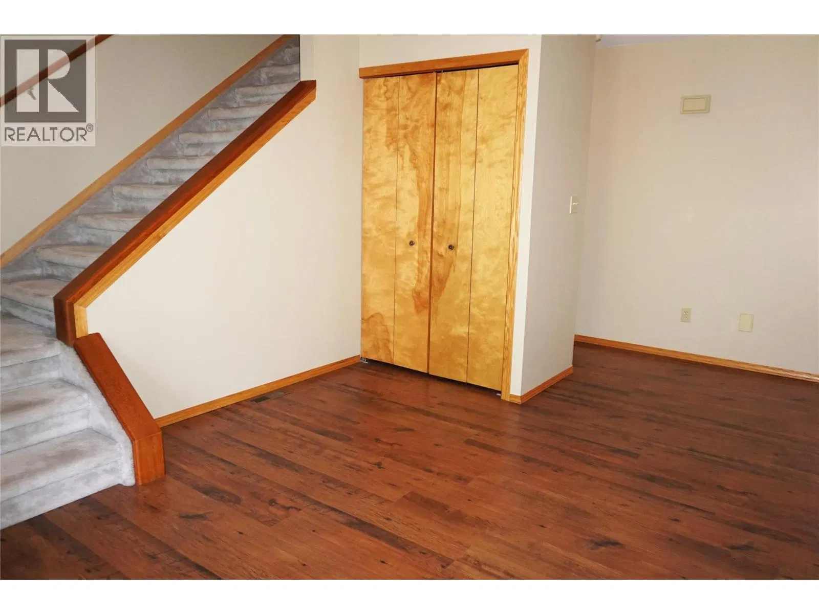 Photo 5 of 71 at 5121 RIVERVIEW Crescent