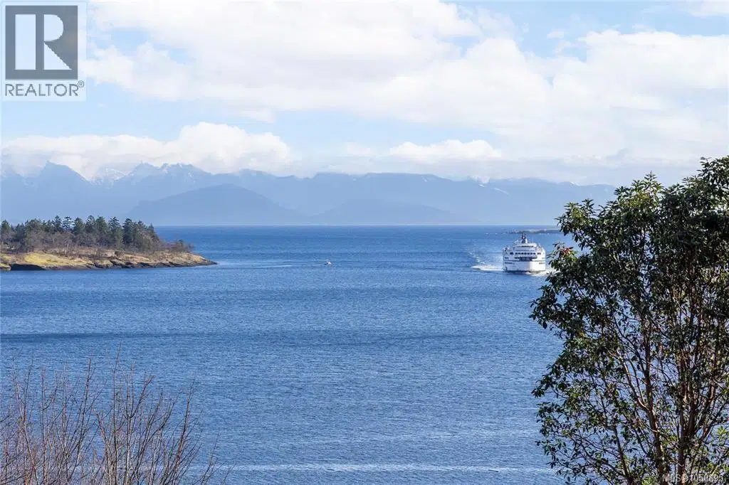 #303 – 2560 Departure Bay Road
