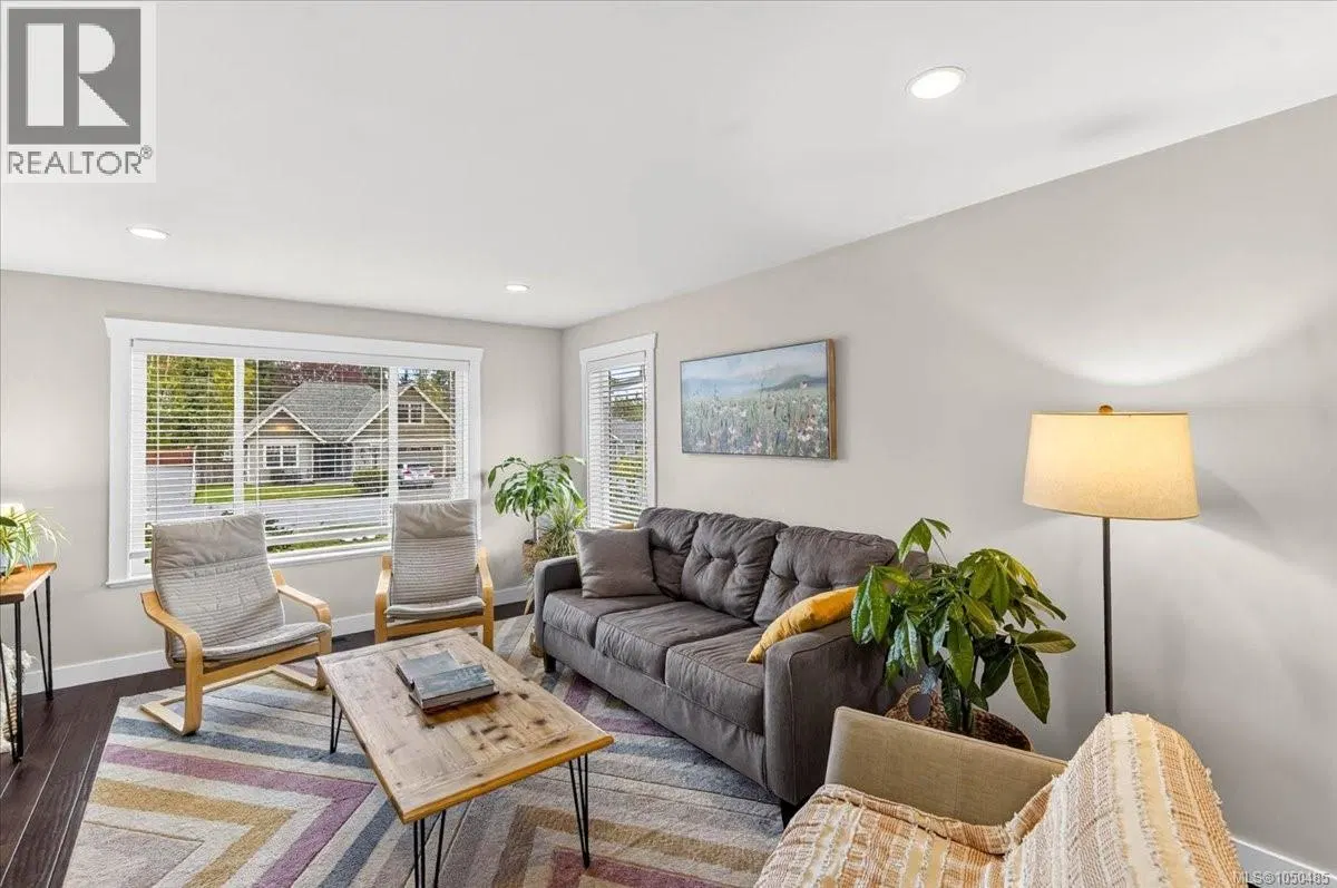 Photo 3 of 61 at 3615 Lyall Point Crescent