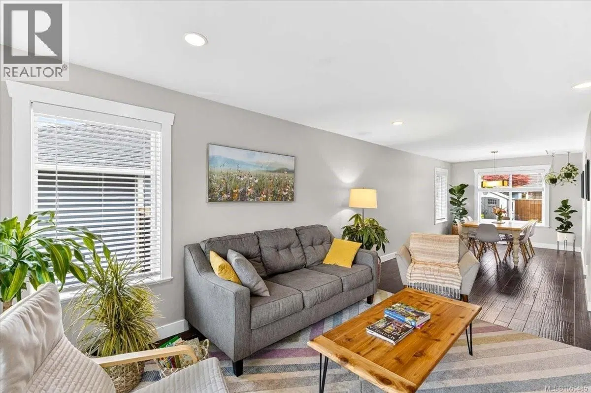 Photo 4 of 61 at 3615 Lyall Point Crescent