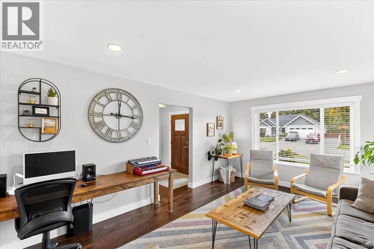 Photo 5 of 61 at 3615 Lyall Point Crescent