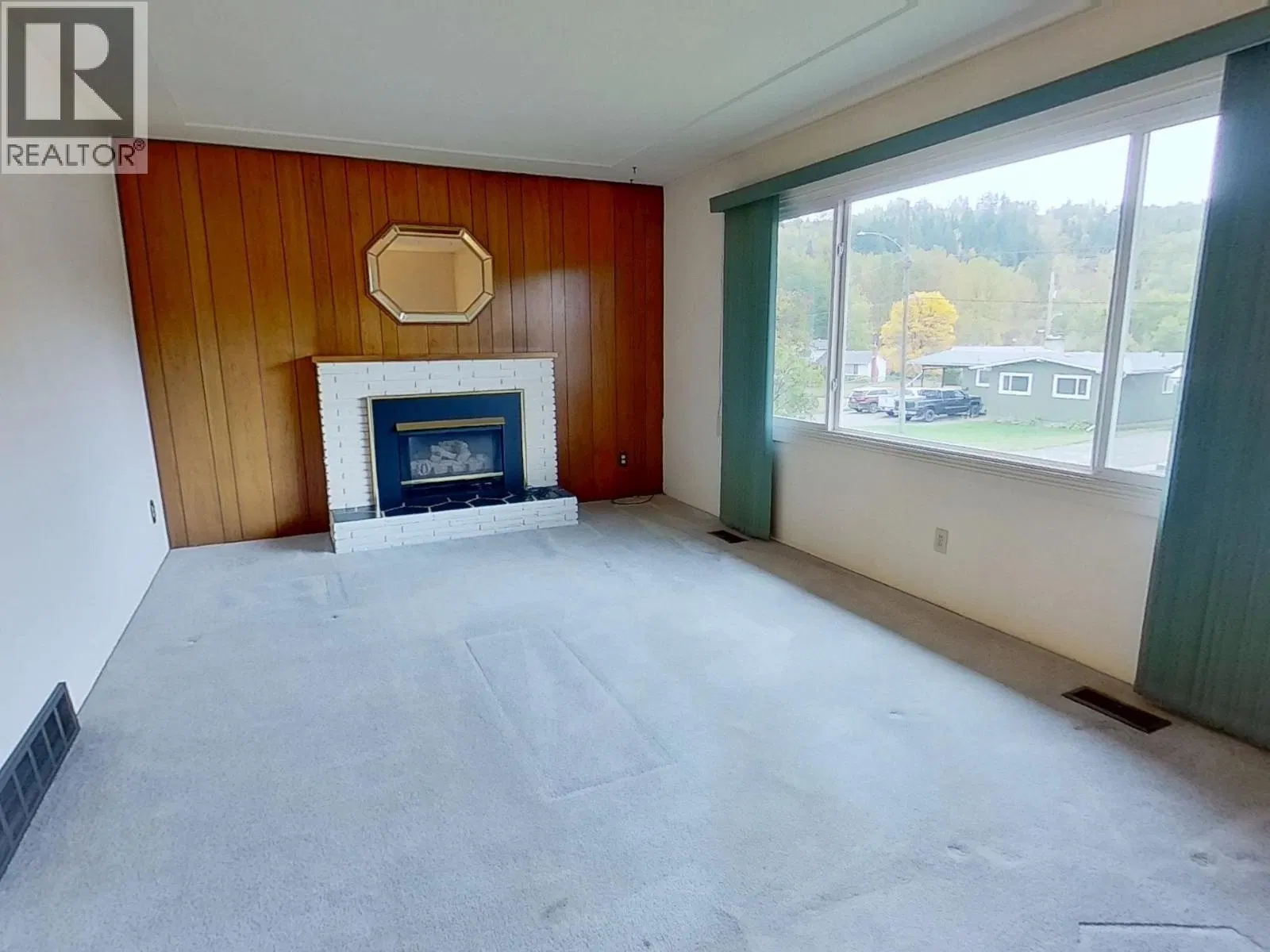 Photo 3 of 29 at 1271 YORSTON Avenue