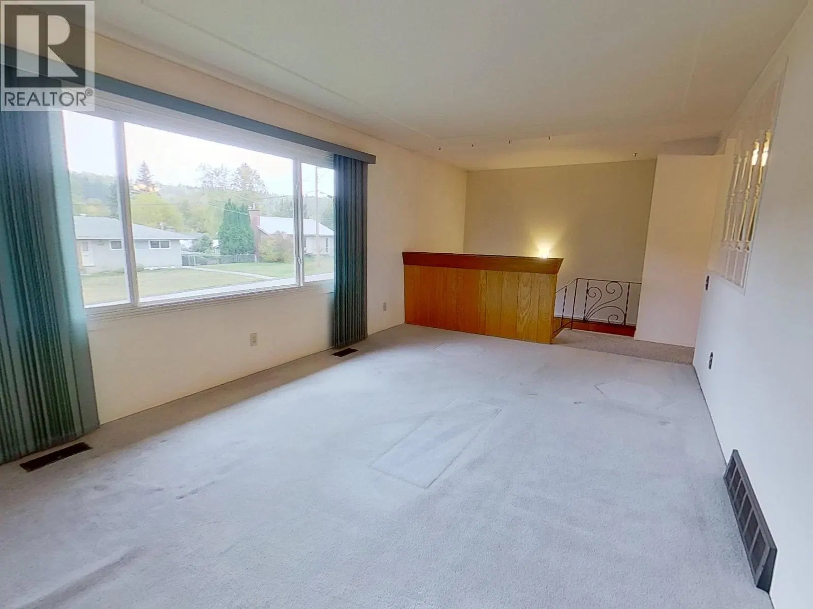 Photo 4 of 29 at 1271 YORSTON Avenue