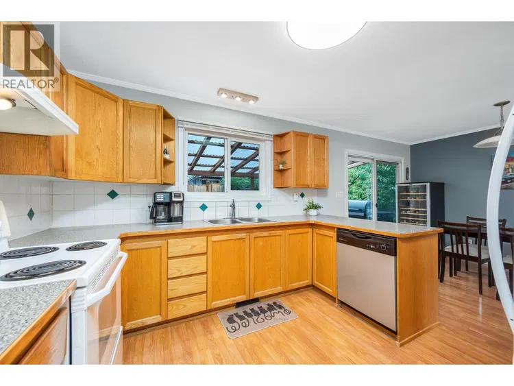 Photo 5 of 40 at 2105 20 Avenue