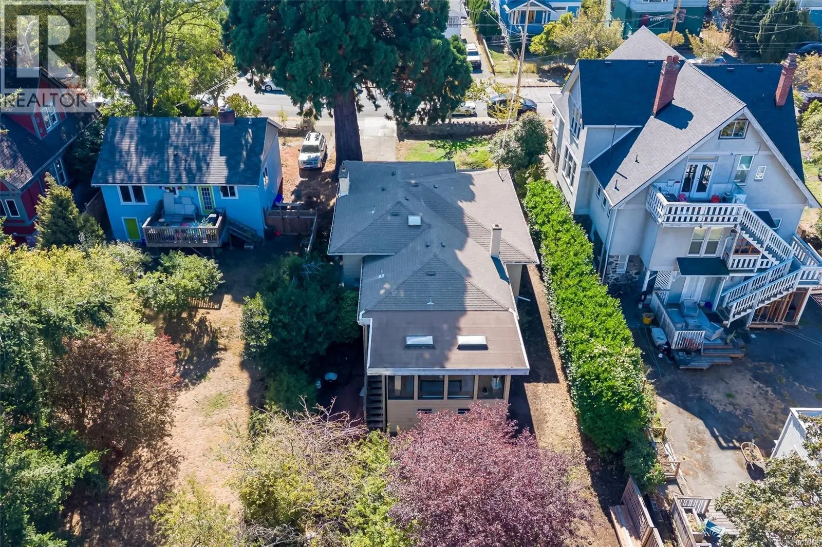 Photo 2 of 46 at 1556 Gladstone Avenue