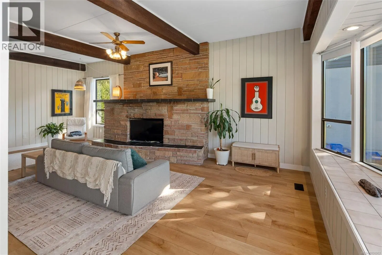 Photo 3 of 46 at 1556 Gladstone Avenue