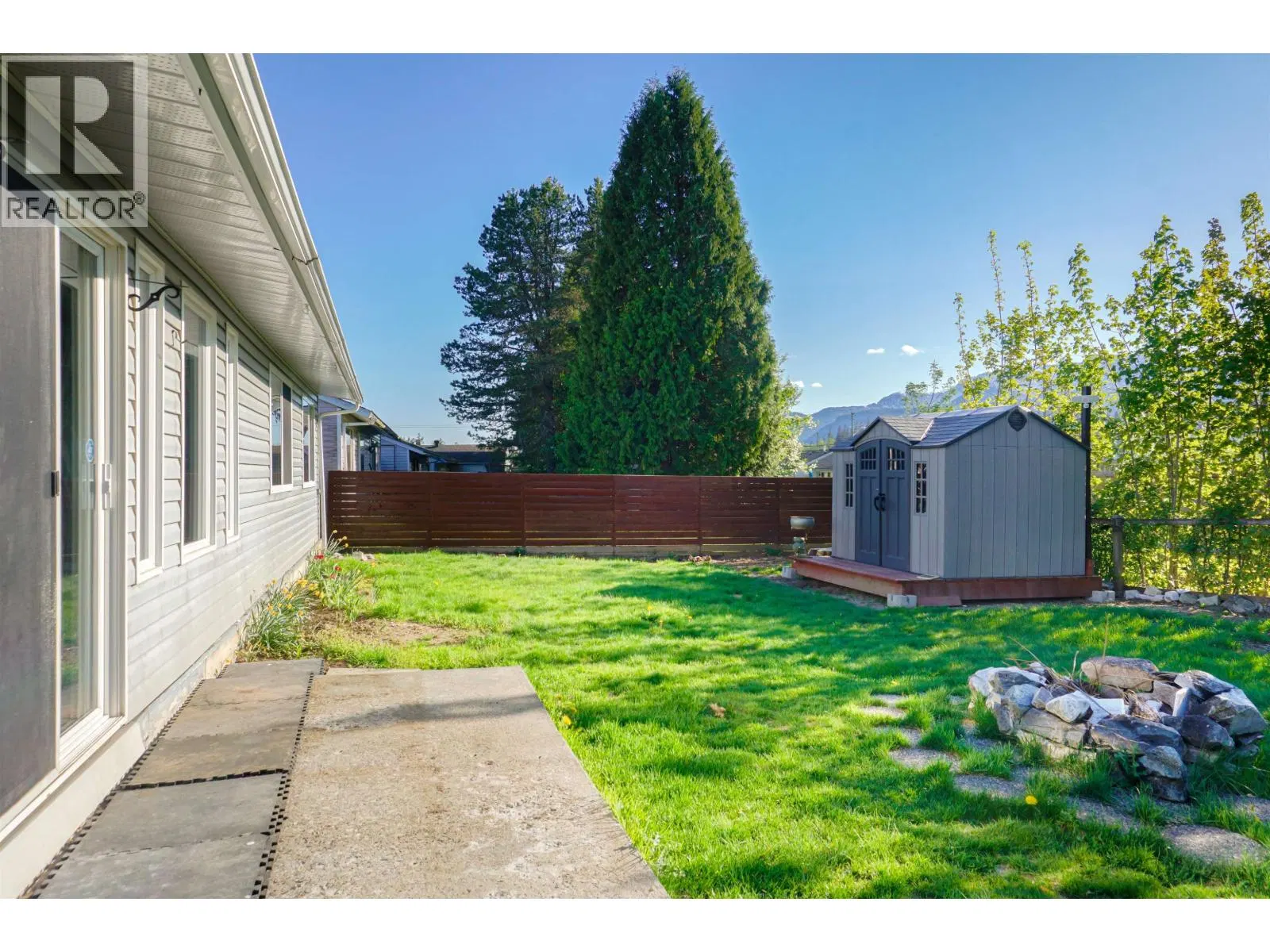 Photo 3 of 14 at 131 KOOTENAY Street