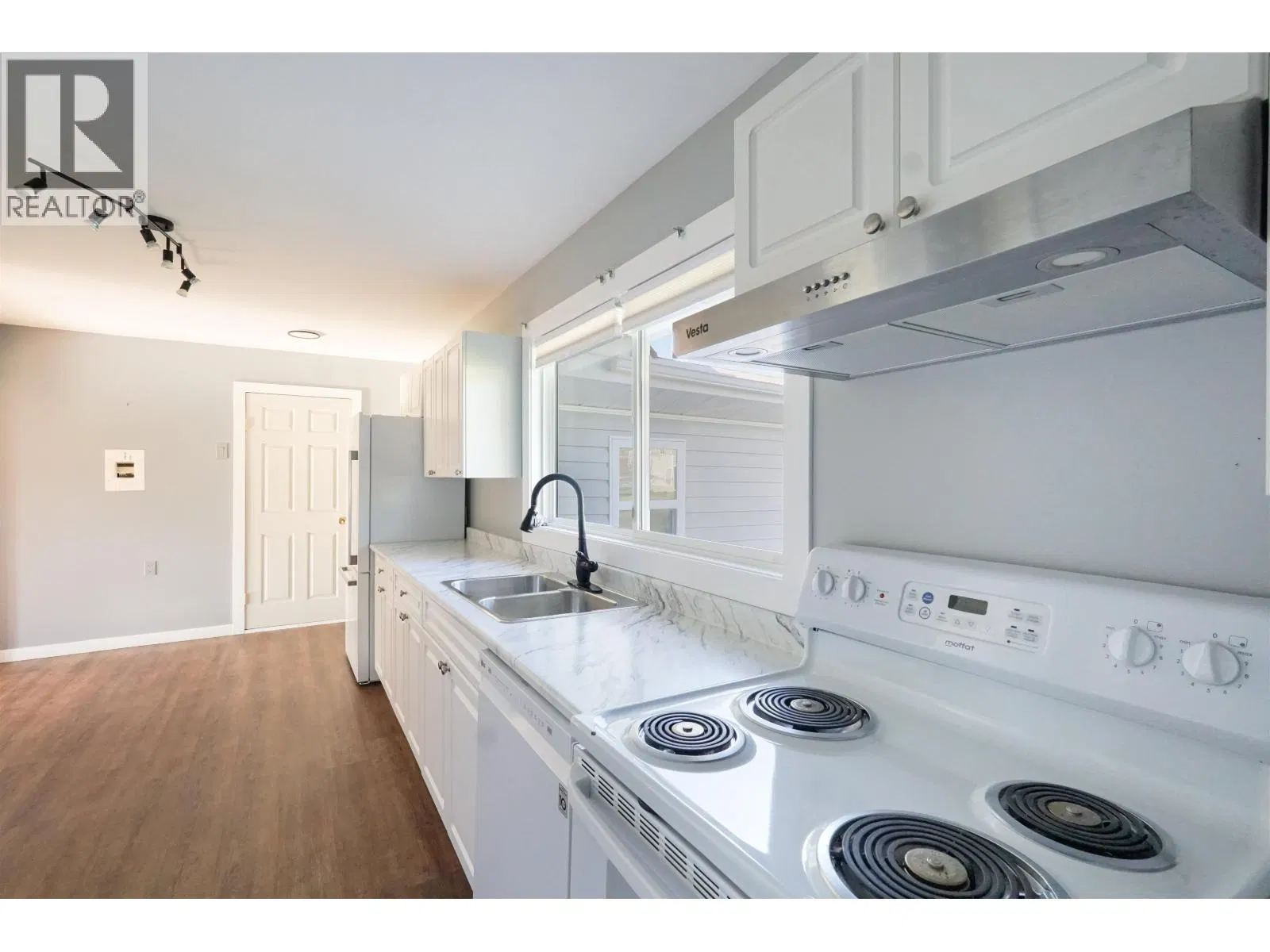 Photo 5 of 14 at 131 KOOTENAY Street