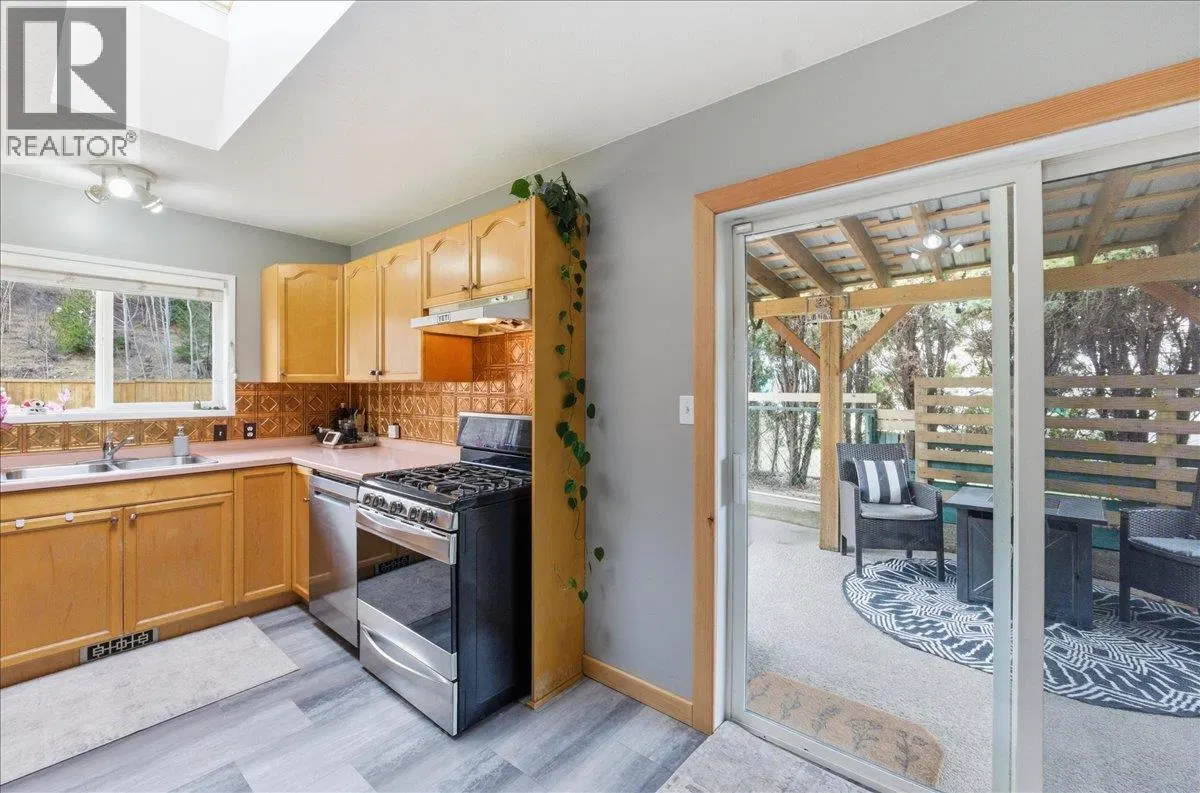 Photo 5 of 74 at 258 2ND Avenue