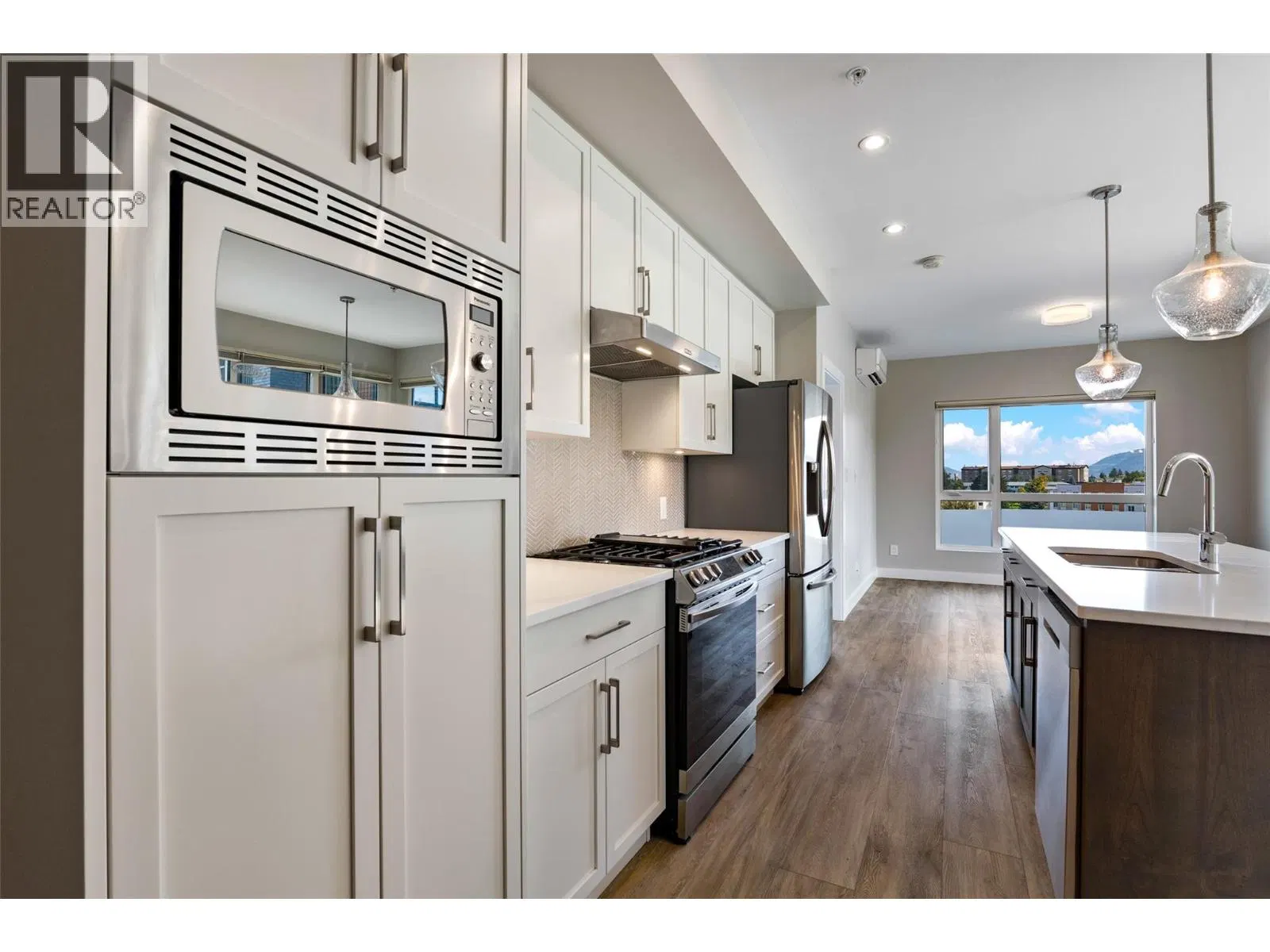 Photo 4 of 45 at #203 – 875 UNIVERSITY Drive