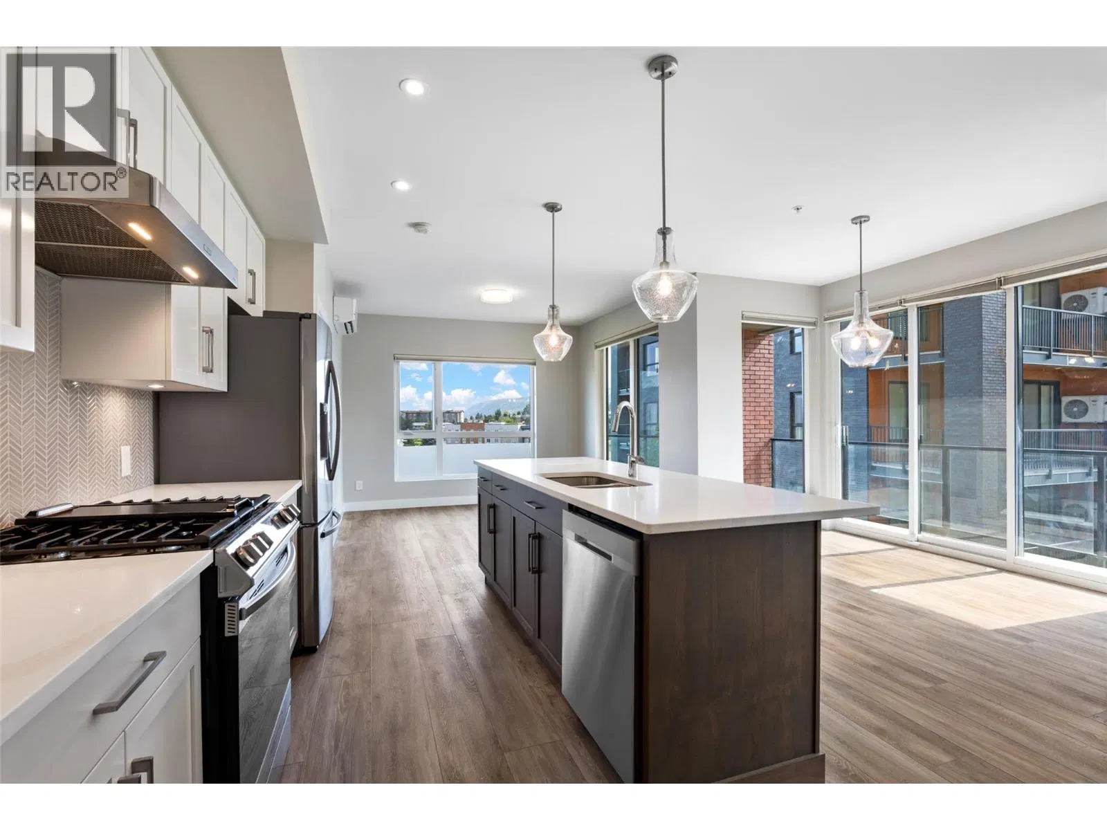 Photo 5 of 45 at #203 – 875 UNIVERSITY Drive