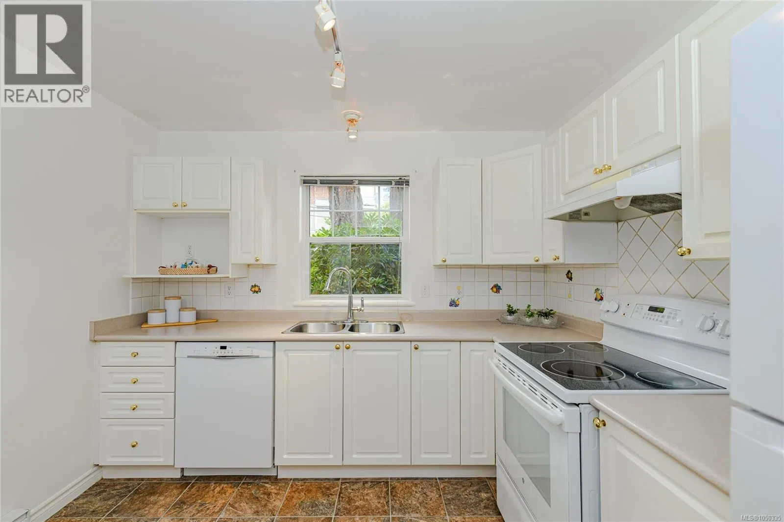 Photo 4 of 31 at #105 – 606 Goldstream Avenue