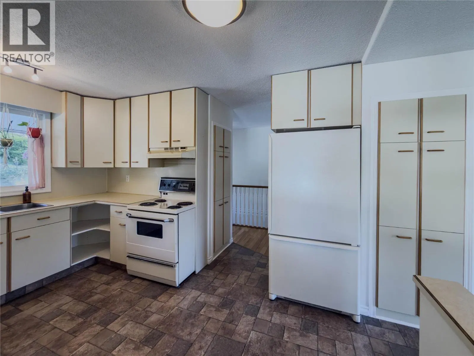 Photo 5 of 35 at 1595 MT DUFFERIN Avenue
