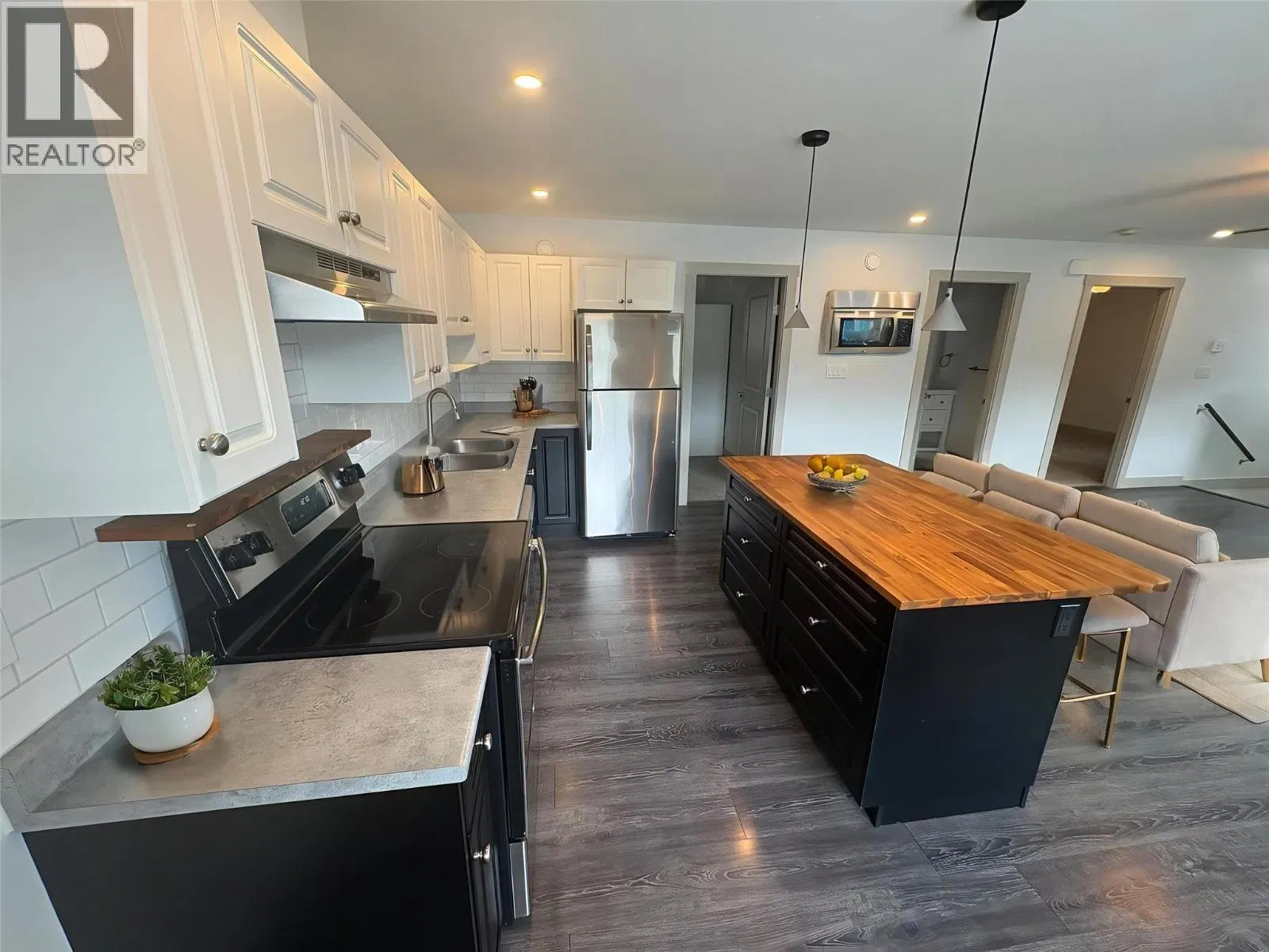 Photo 3 of 24 at 7370 Cahilty Crescent
