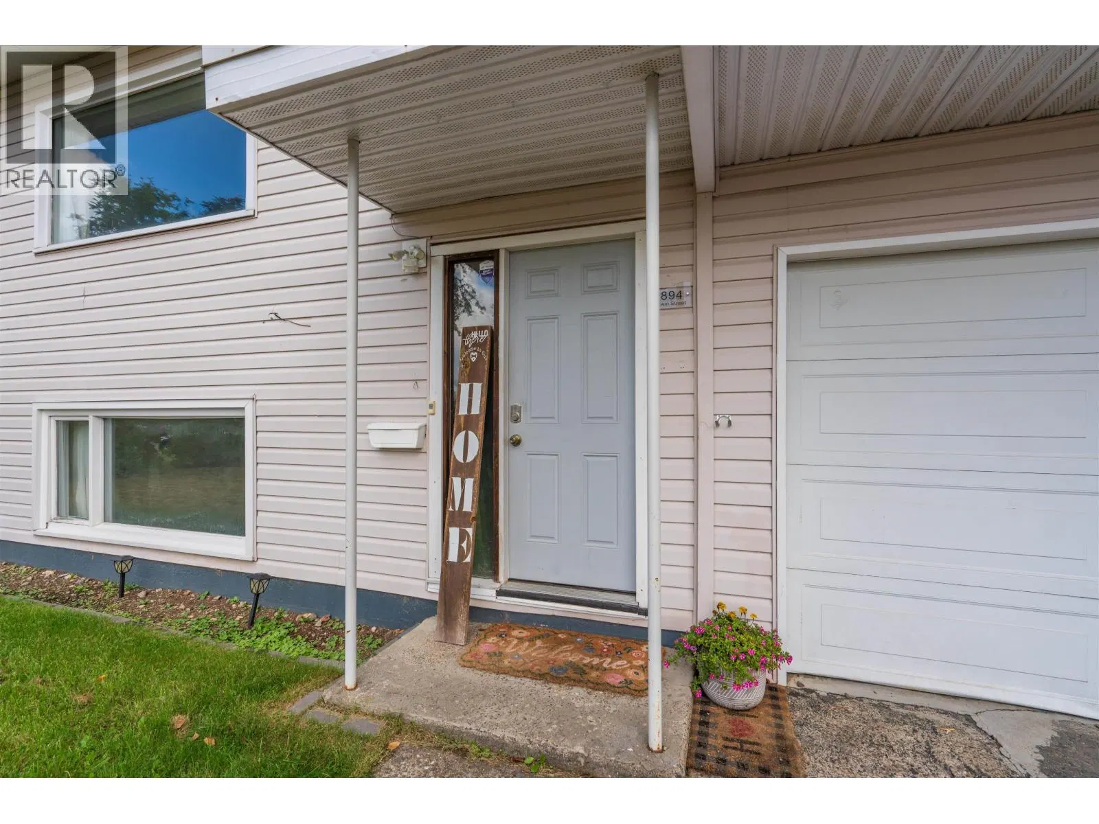 Photo 3 of 31 at 894 IRWIN Street