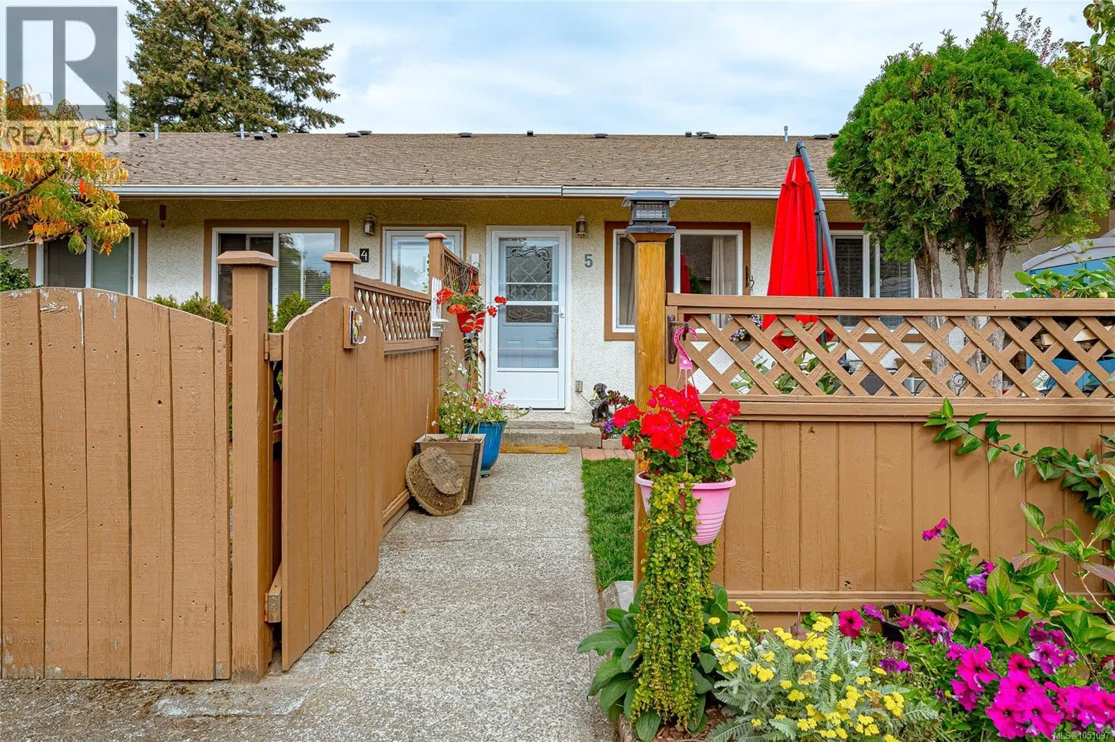 Photo 2 of 22 at #5 – 974 Dunford Avenue