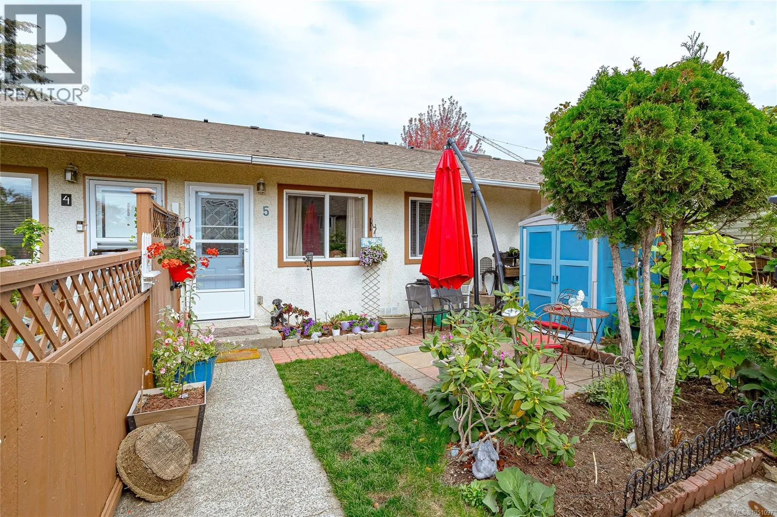 Photo 3 of 22 at #5 – 974 Dunford Avenue