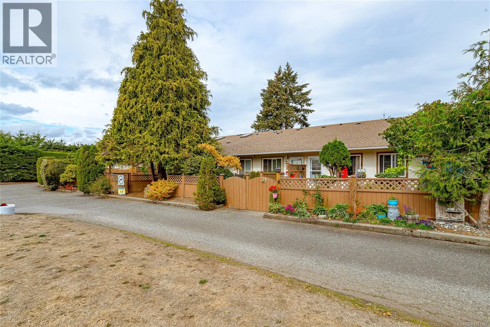 Photo 4 of 22 at #5 – 974 Dunford Avenue