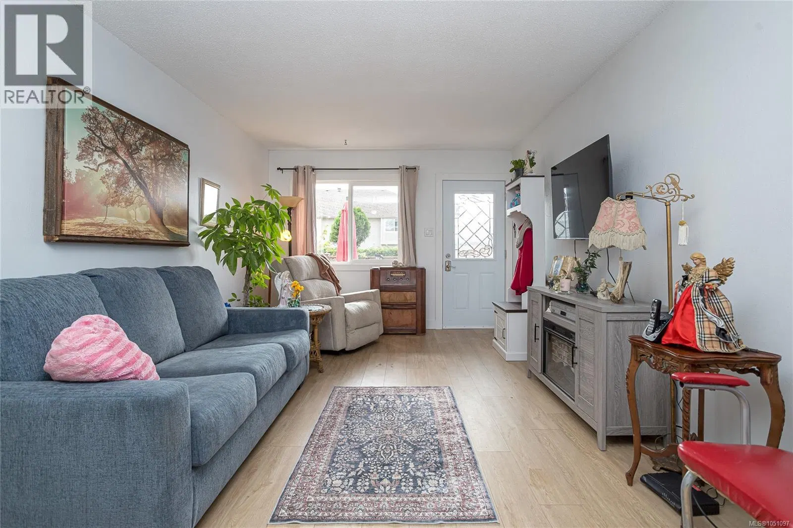 Photo 5 of 22 at #5 – 974 Dunford Avenue