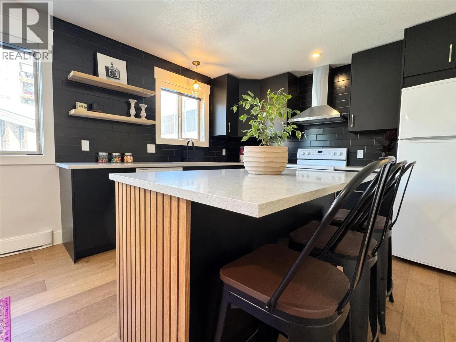 #5 – 430 4TH Avenue