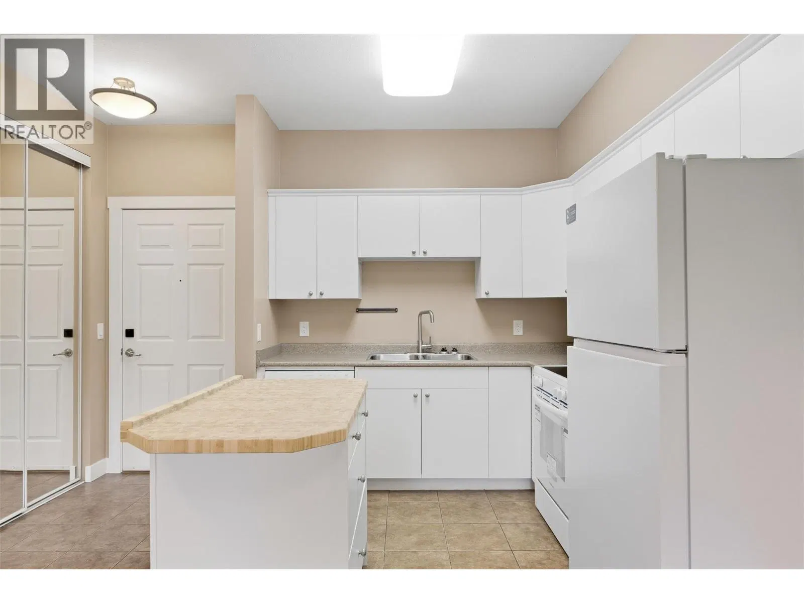 Photo 4 of 19 at #302 – 1125 Bernard Avenue