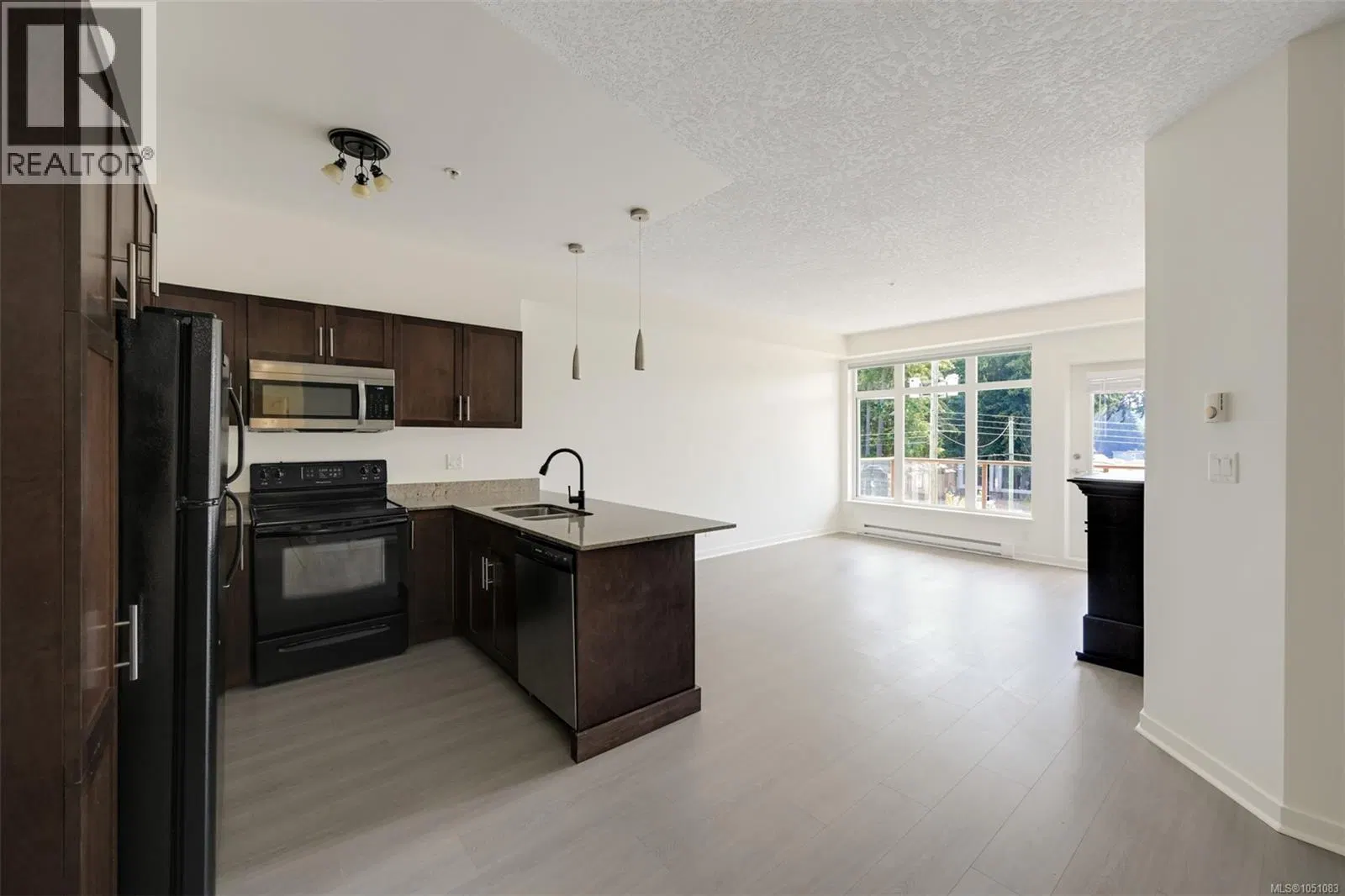 Photo 4 of 39 at #305 – 2220 Sooke Road