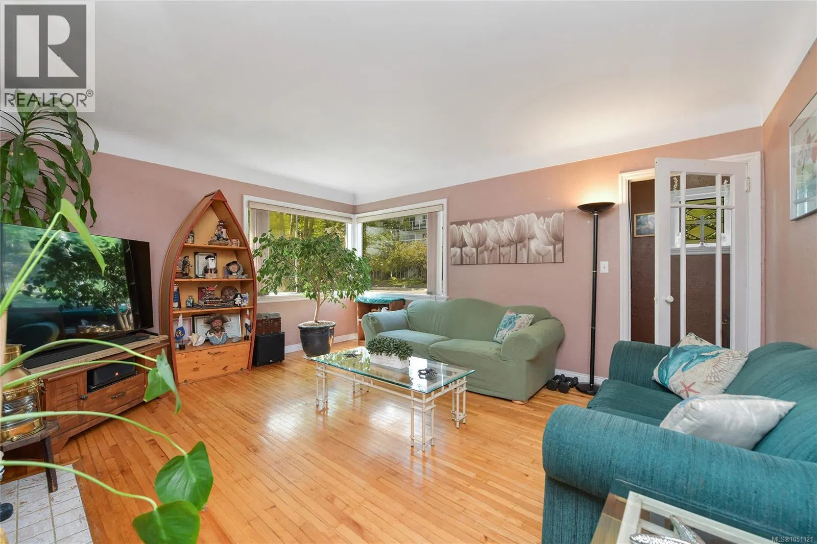 Photo 2 of 44 at 1113 Esquimalt Road