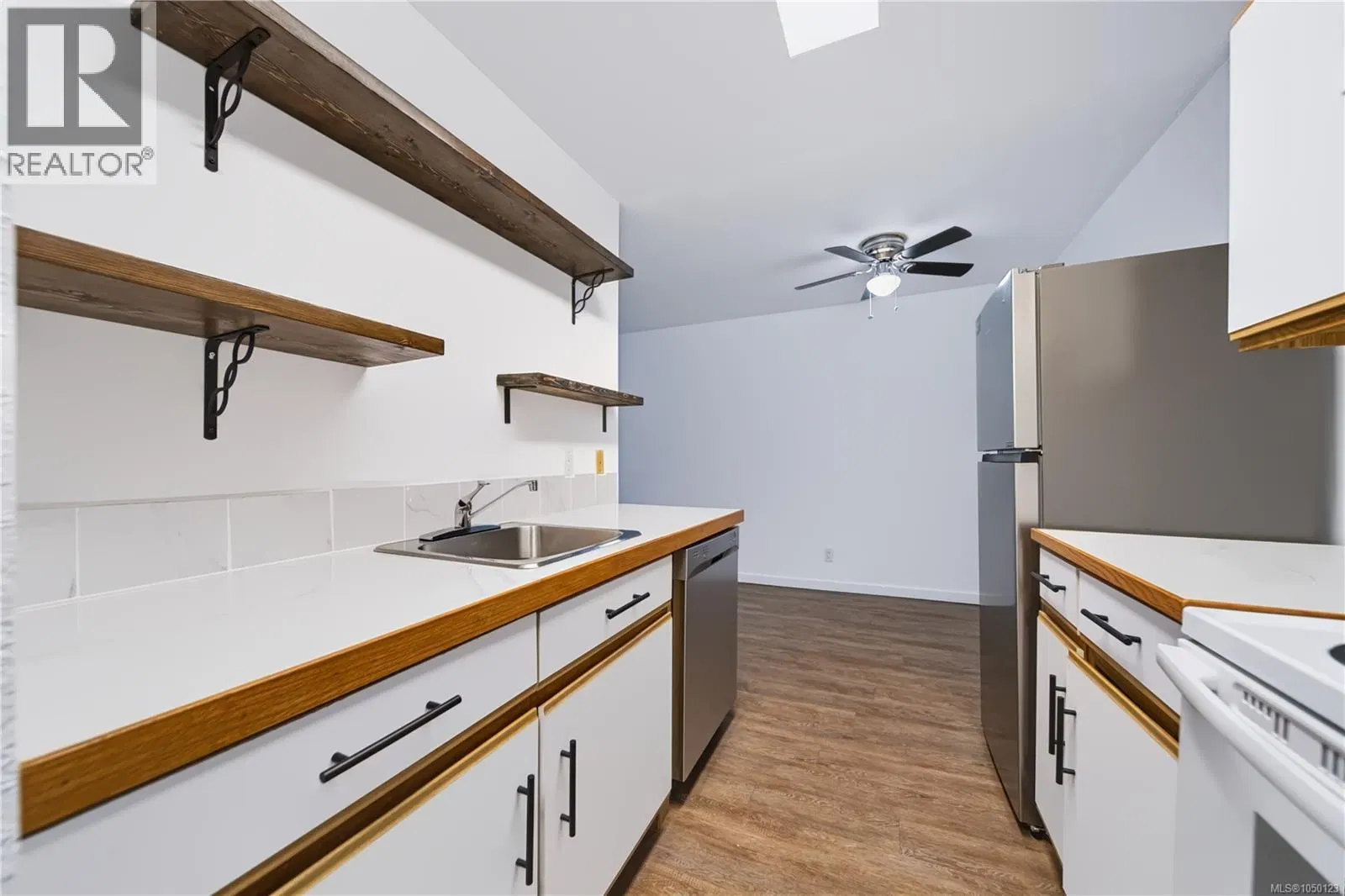 Photo 4 of 14 at #202 – 1600 Dufferin Crescent