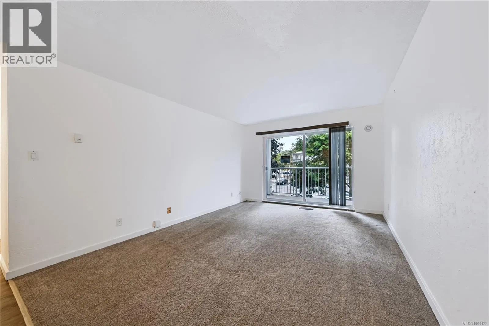Photo 5 of 14 at #202 – 1600 Dufferin Crescent