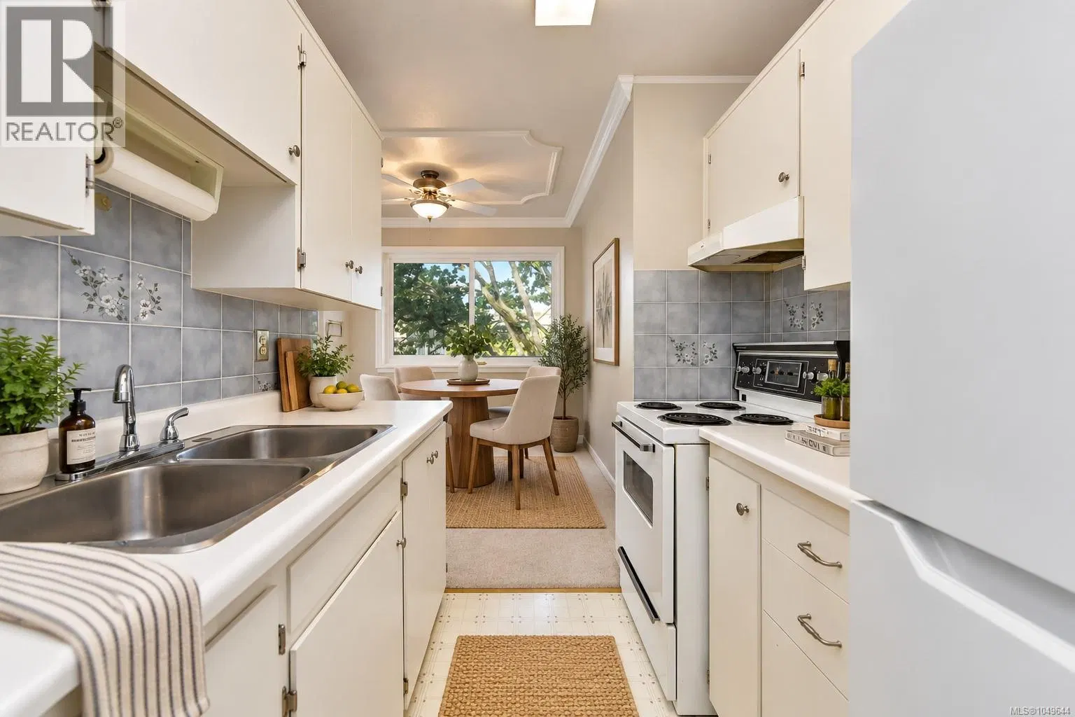 Photo 2 of 18 at #301 – 2095 Oak Bay Avenue