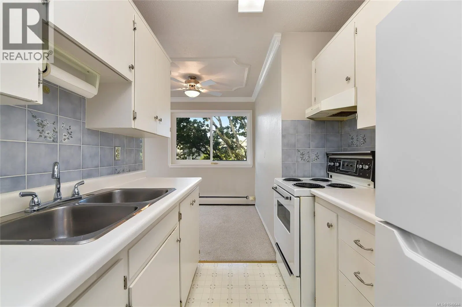 Photo 3 of 18 at #301 – 2095 Oak Bay Avenue