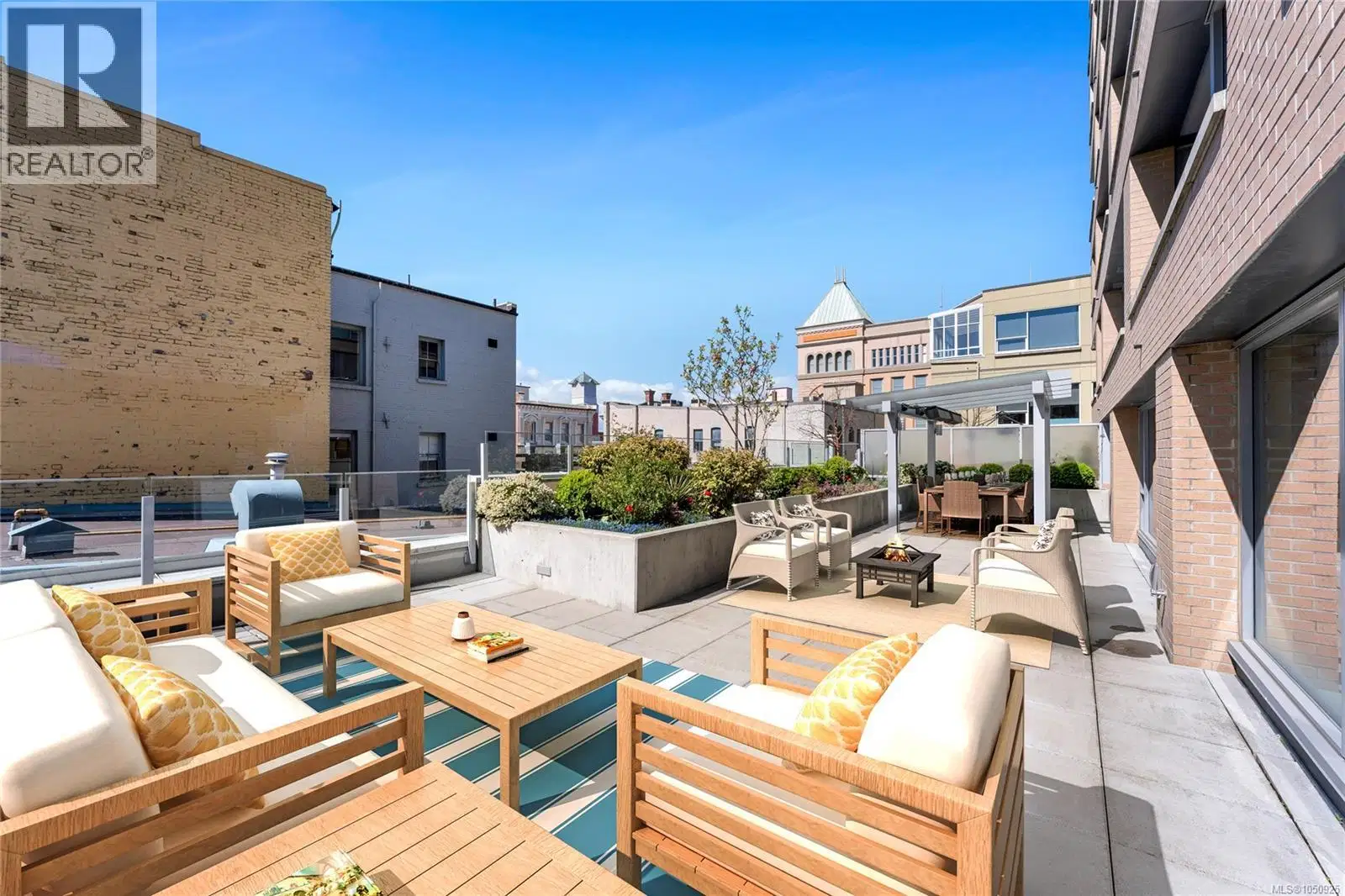 #302 – 608 Broughton Street