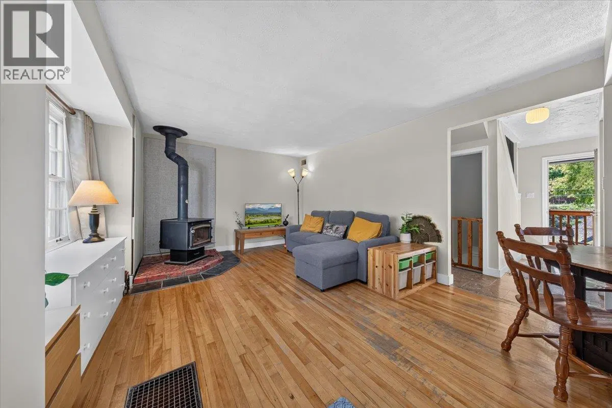 Photo 5 of 67 at 4895 Selkirk Avenue