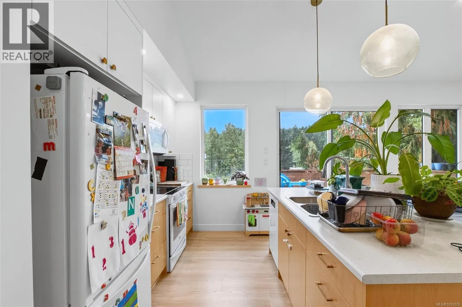 Photo 4 of 59 at 2522 Dunsmuir Avenue