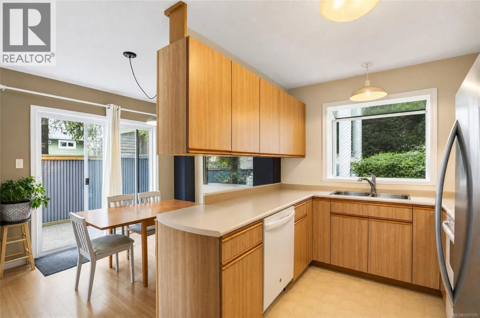 Photo 5 of 59 at 2522 Dunsmuir Avenue