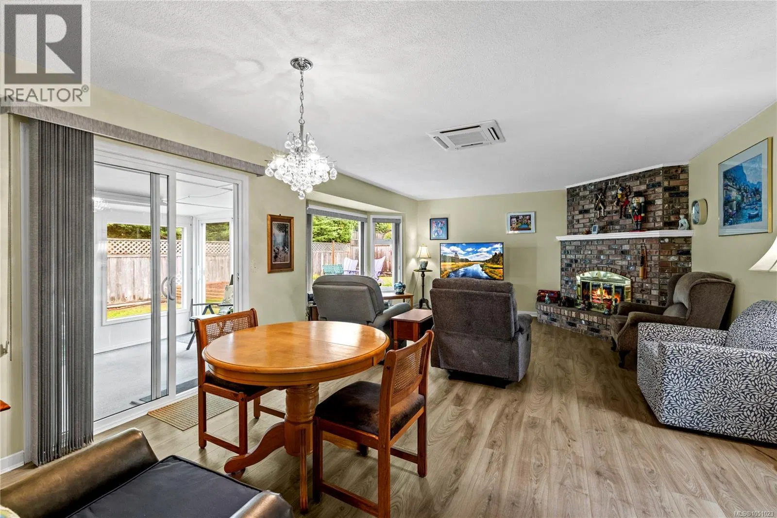 Photo 4 of 38 at 834 Redonda Place