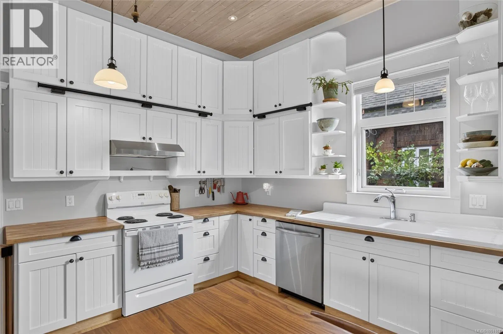 Photo 3 of 39 at 2737 Derwent Avenue