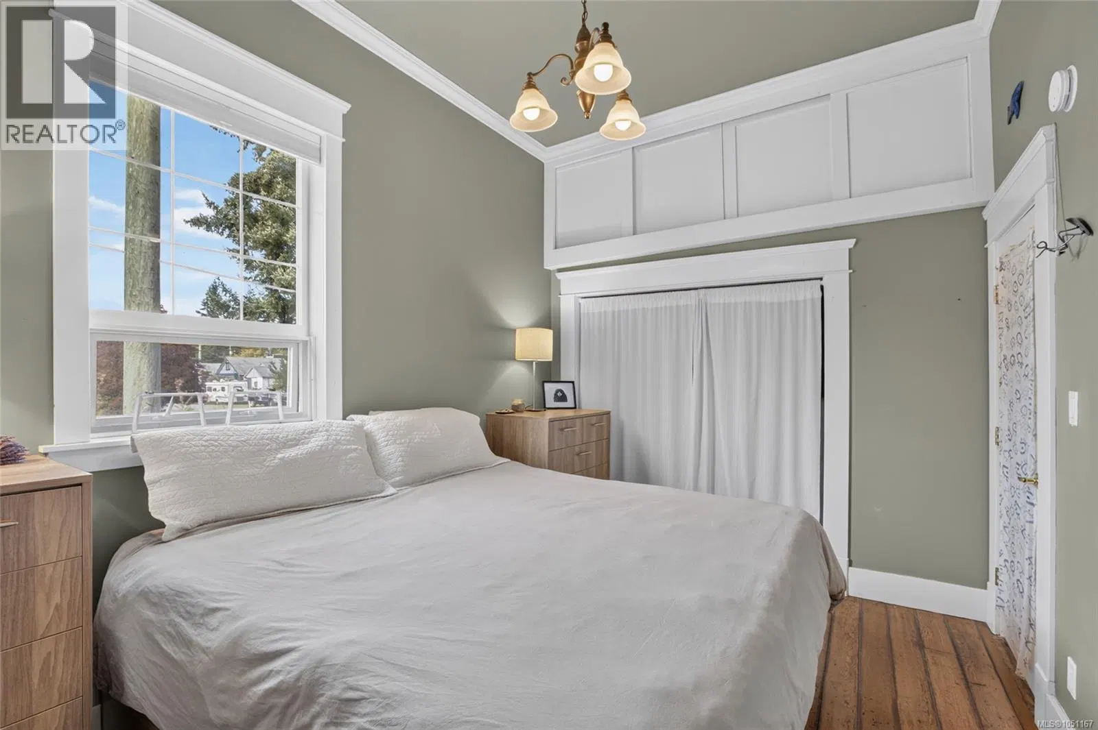 Photo 5 of 39 at 2737 Derwent Avenue