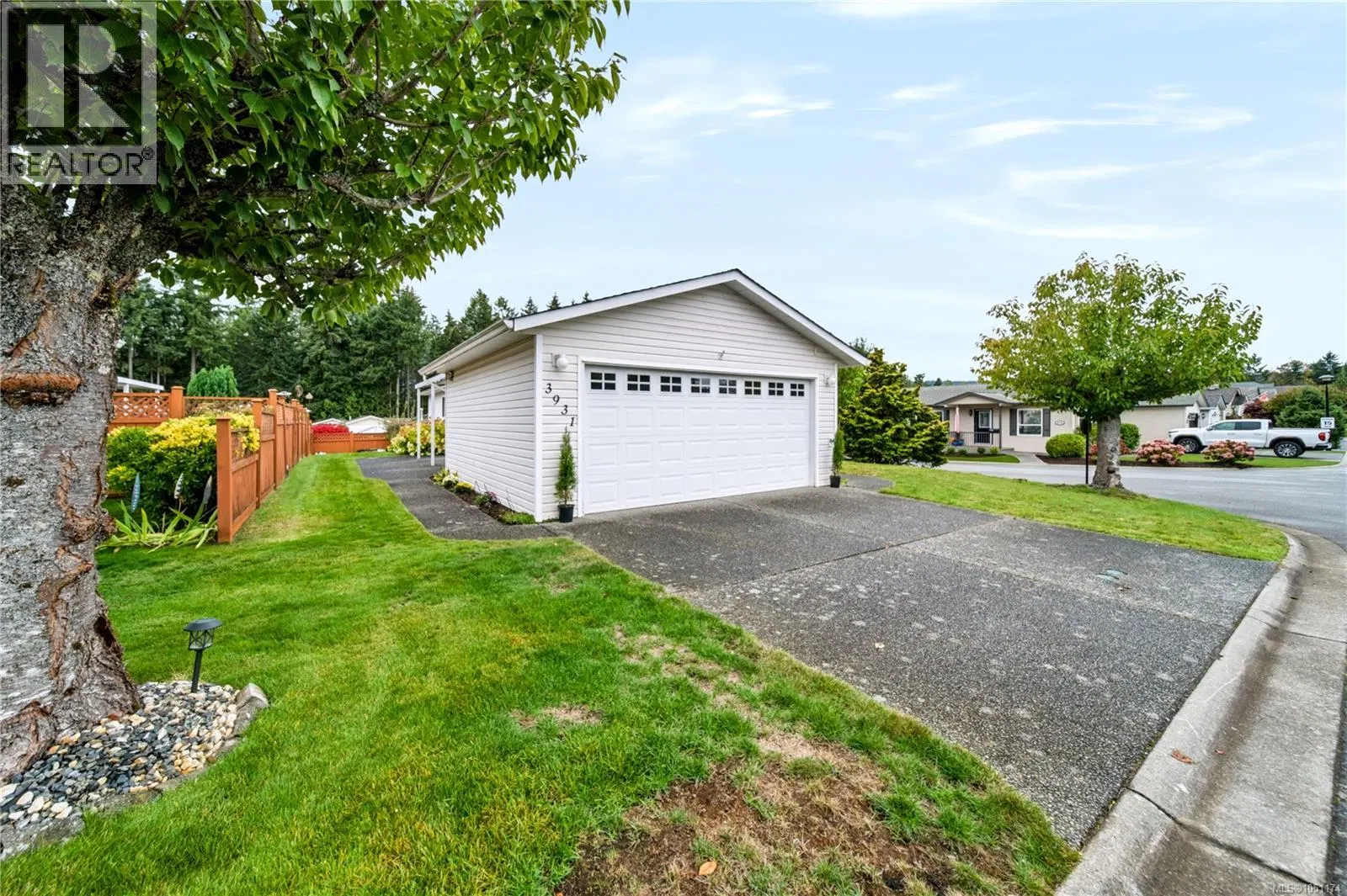 Photo 2 of 33 at 3931 Excalibur Street