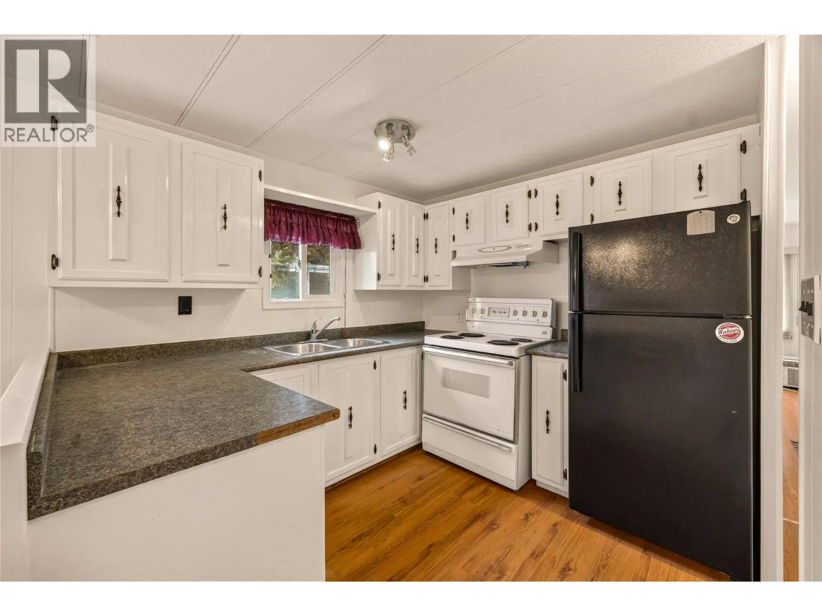 Photo 3 of 39 at #207 – 197 Dauphin Avenue