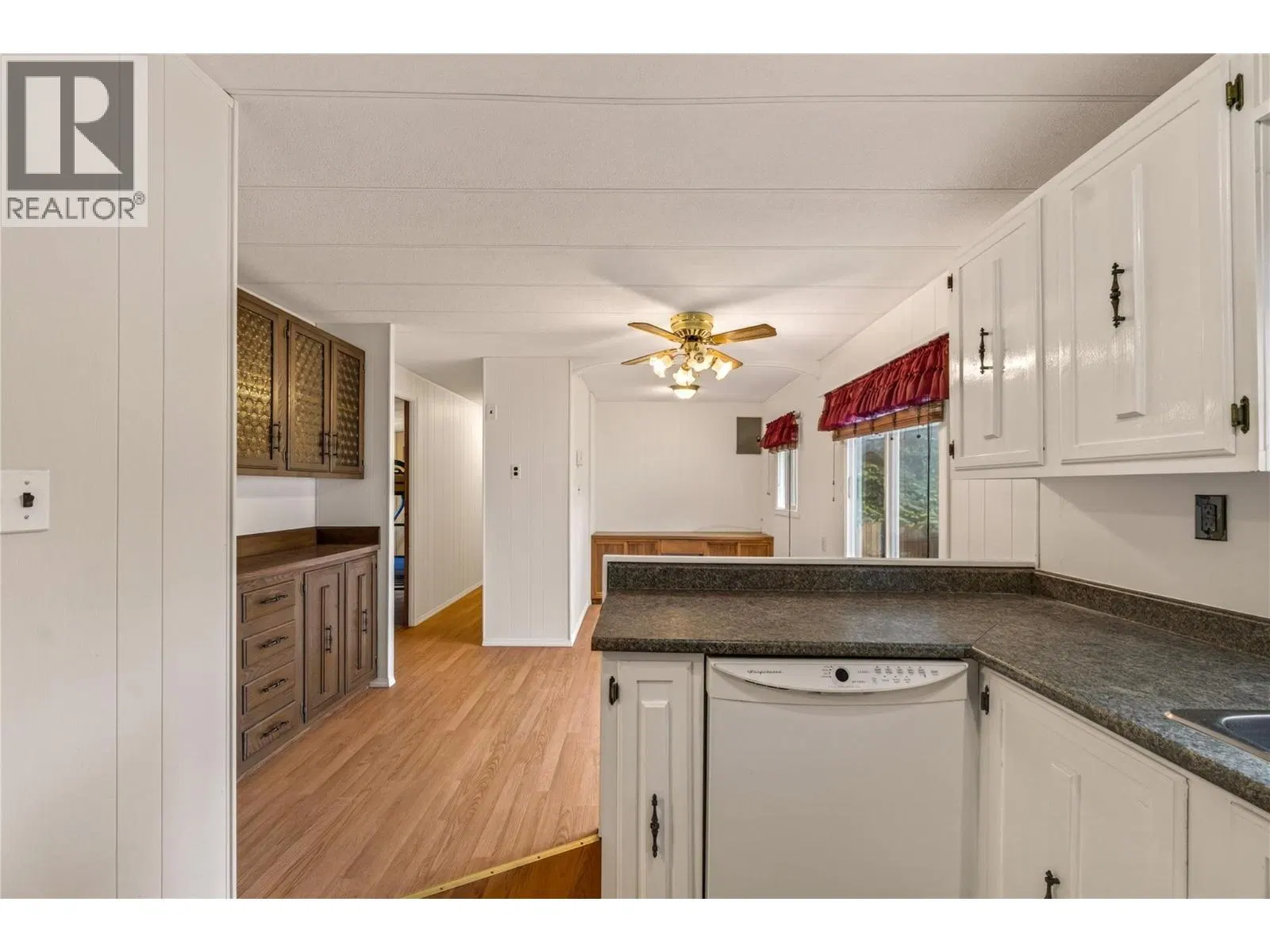 Photo 4 of 39 at #207 – 197 Dauphin Avenue